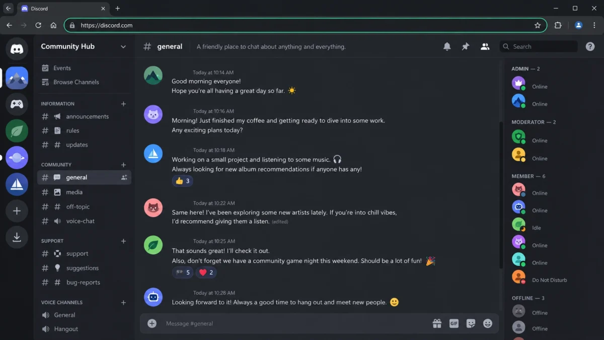 Discord Web с каналами и сообщениями, открытый в браузере