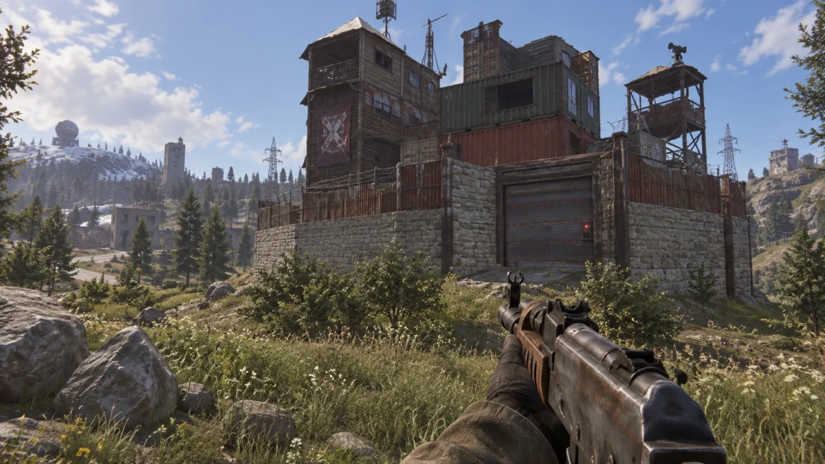 Игровая сцена Rust рядом с крупной базой и растительностью