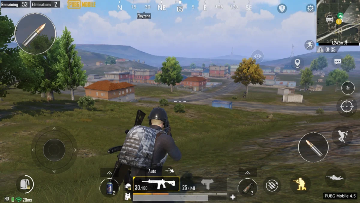 игровой матч PUBG Mobile с открытой местностью и стандартным интерфейсом.