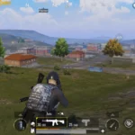 игровой матч PUBG Mobile с открытой местностью и стандартным интерфейсом.